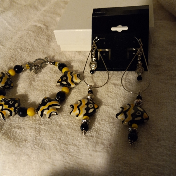 Handmade  ceramic fish   bracelet with  matching pierced fish 🐠 earrings - Picture 2 of 3